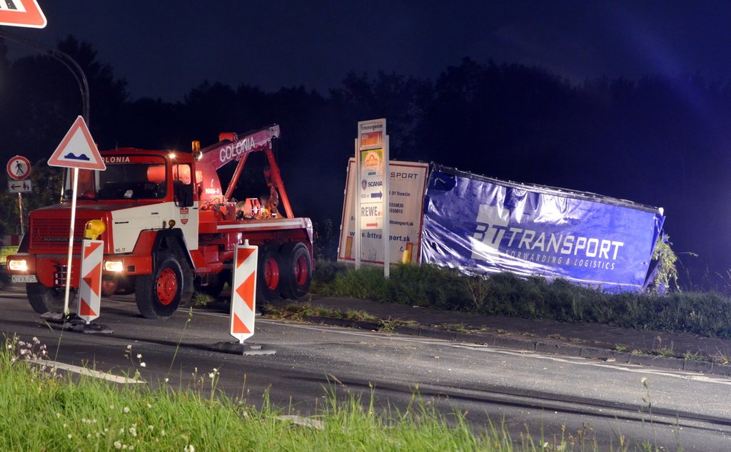 VU LKW umgestuerzt Feldkassel Industriestr Robert Boschstr P211.JPG